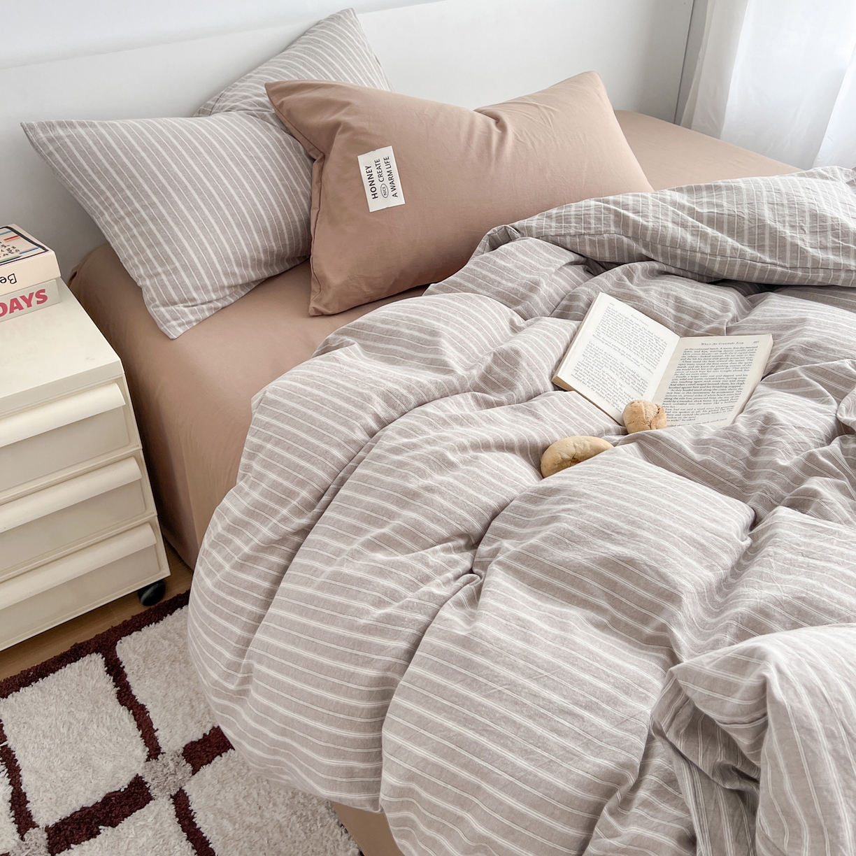 91家纺网 家纺一手货源 找家纺 早晨家纺 2026新款INS博主风A类全棉纯棉色织水洗棉格子四件套 知夏-浅咖条纹