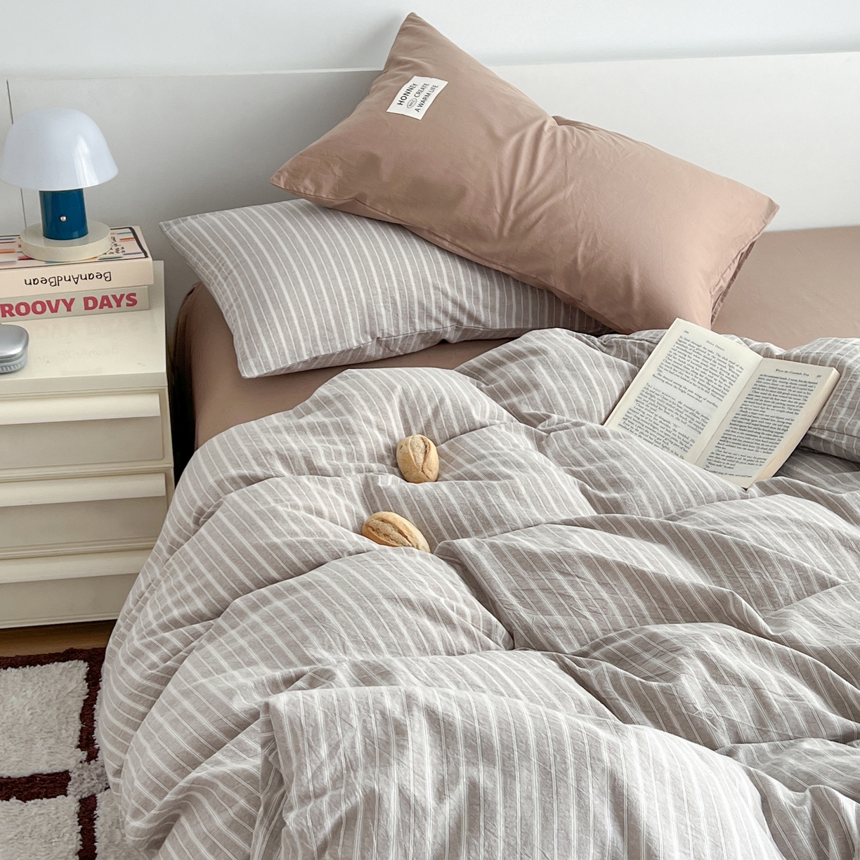 91家纺网 家纺一手货源 找家纺 早晨家纺 2026新款INS博主风A类全棉纯棉色织水洗棉格子四件套 知夏-浅咖条纹