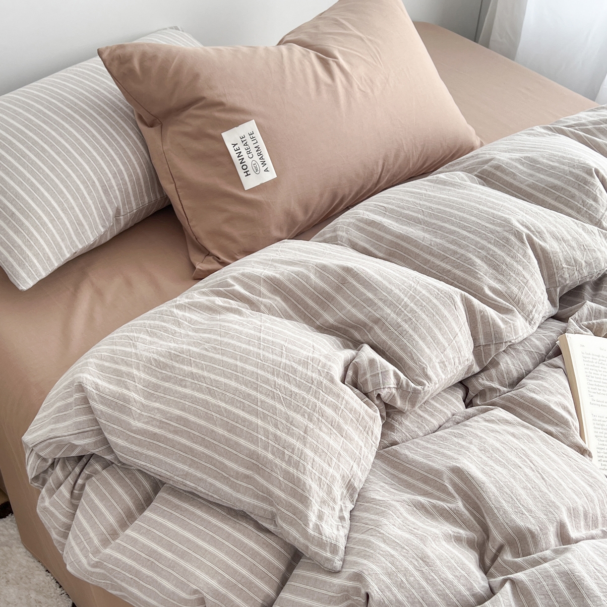 91家纺网 家纺一手货源 找家纺 早晨家纺 2026新款INS博主风A类全棉纯棉色织水洗棉格子四件套 知夏-浅咖条纹