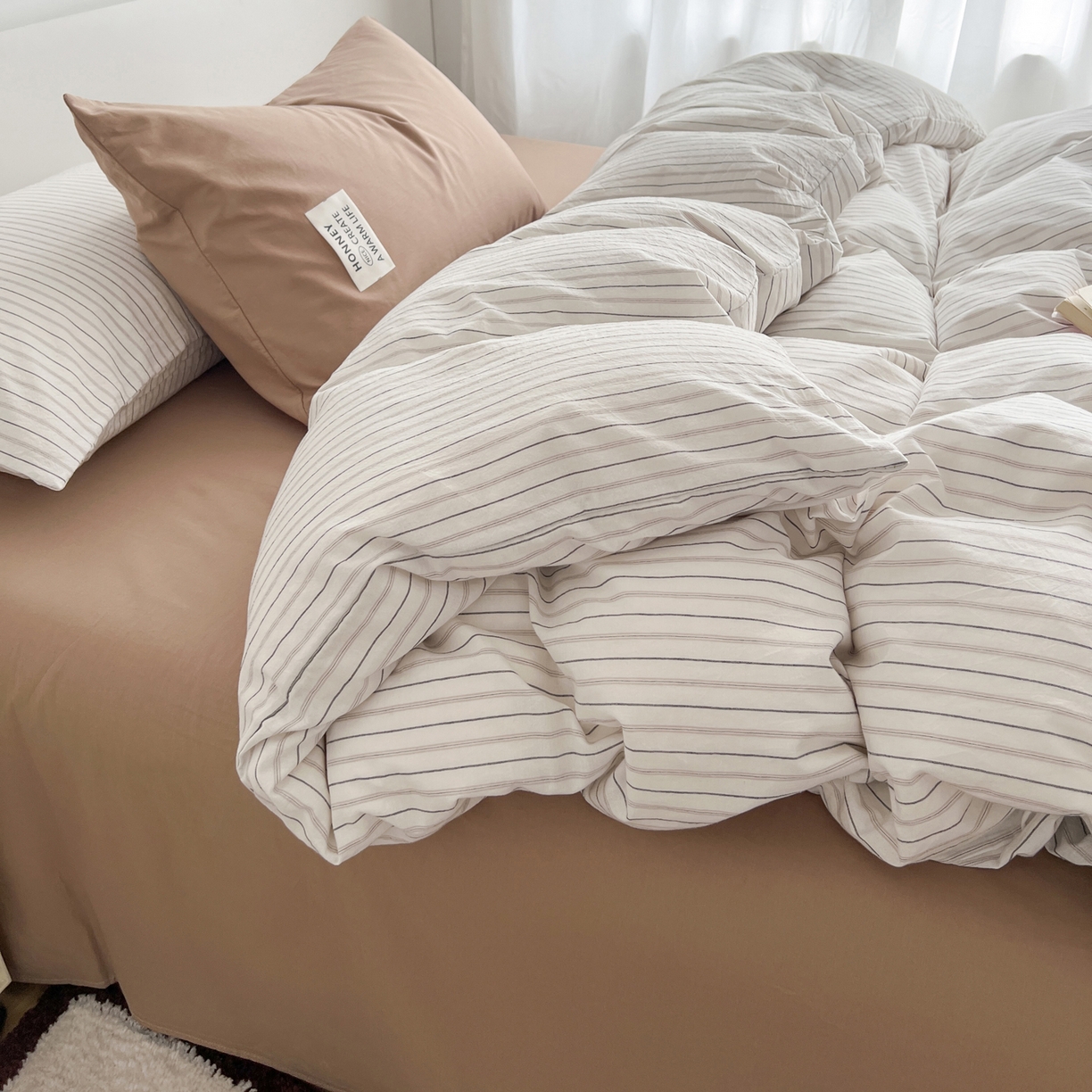 91家纺网 家纺一手货源 找家纺 早晨家纺 2026新款INS博主风A类全棉纯棉色织水洗棉格子四件套 心悦-白灰条纹