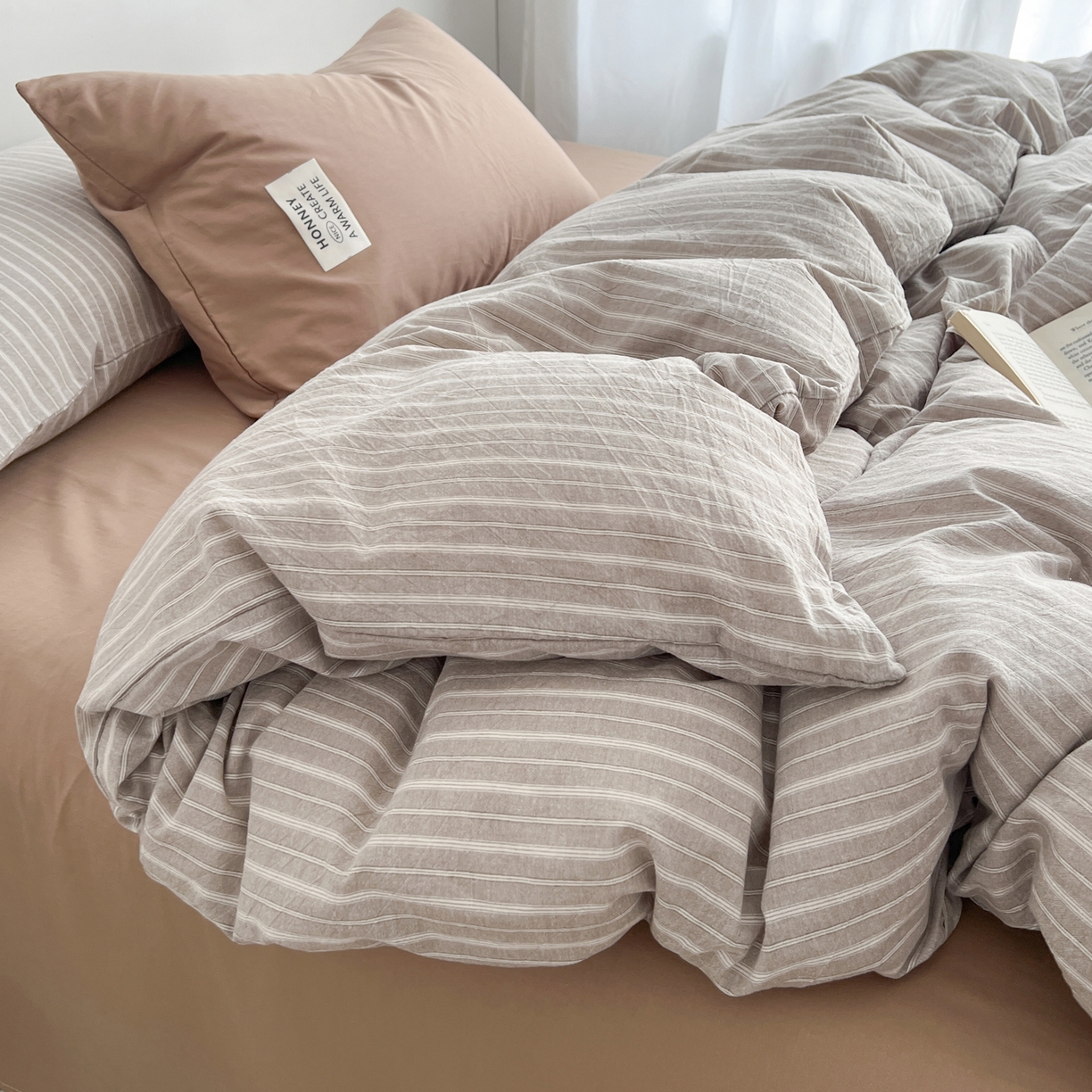 91家纺网 家纺一手货源 找家纺 早晨家纺 2026新款INS博主风A类全棉纯棉色织水洗棉格子四件套 知夏-浅咖条纹