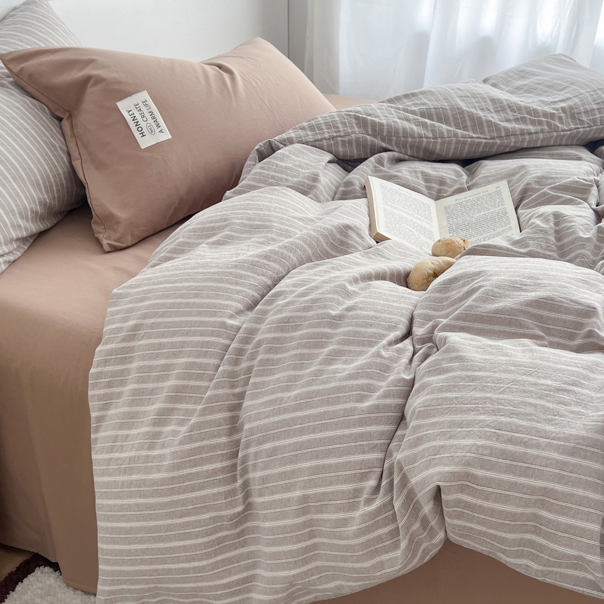 91家纺网 家纺一手货源 找家纺 早晨家纺 2026新款INS博主风A类全棉纯棉色织水洗棉格子四件套 知夏-浅咖条纹