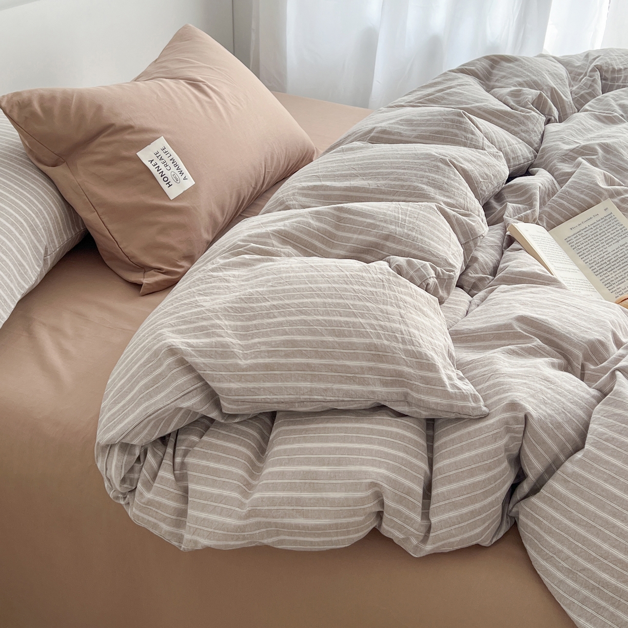 91家纺网 家纺一手货源 找家纺 早晨家纺 2026新款INS博主风A类全棉纯棉色织水洗棉格子四件套 知夏-浅咖条纹