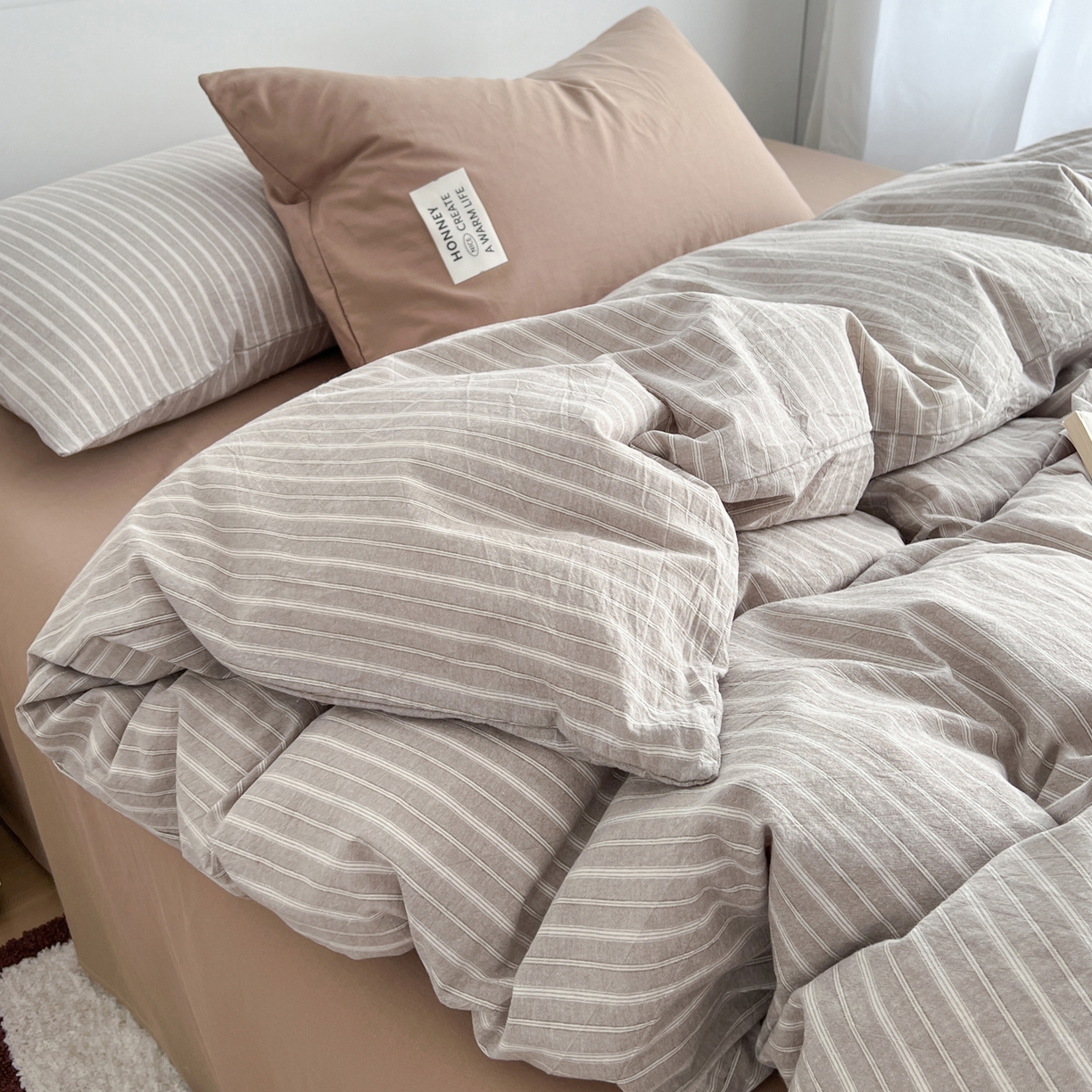 91家纺网 家纺一手货源 找家纺 早晨家纺 2026新款INS博主风A类全棉纯棉色织水洗棉格子四件套 知夏-浅咖条纹