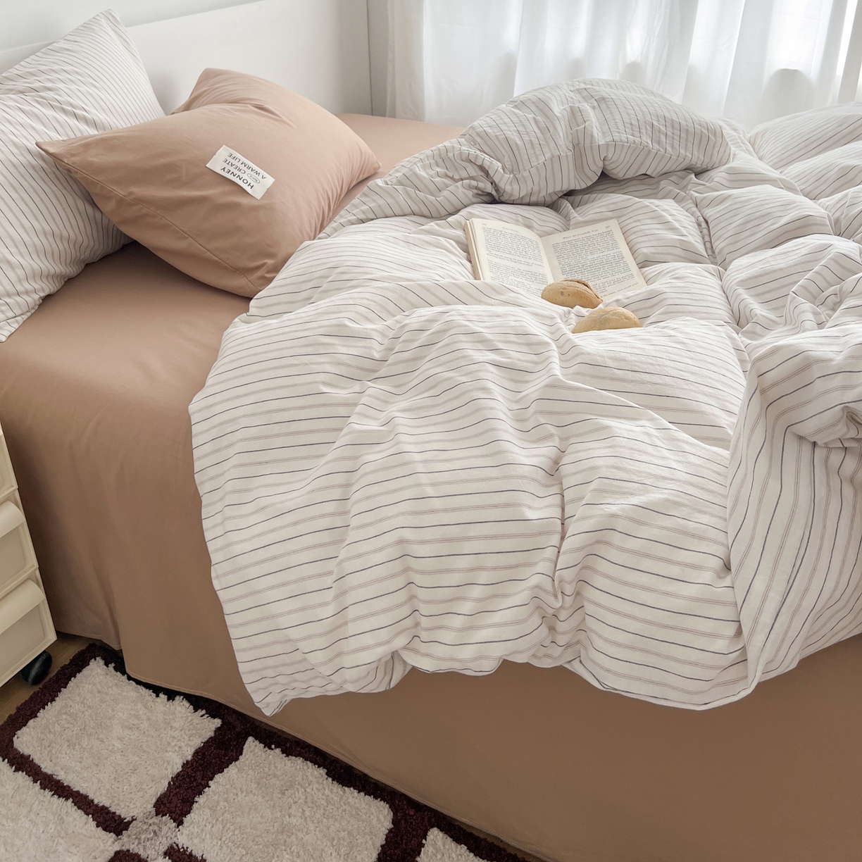 91家纺网 家纺一手货源 找家纺 早晨家纺 2026新款INS博主风A类全棉纯棉色织水洗棉格子四件套 心悦-白灰条纹