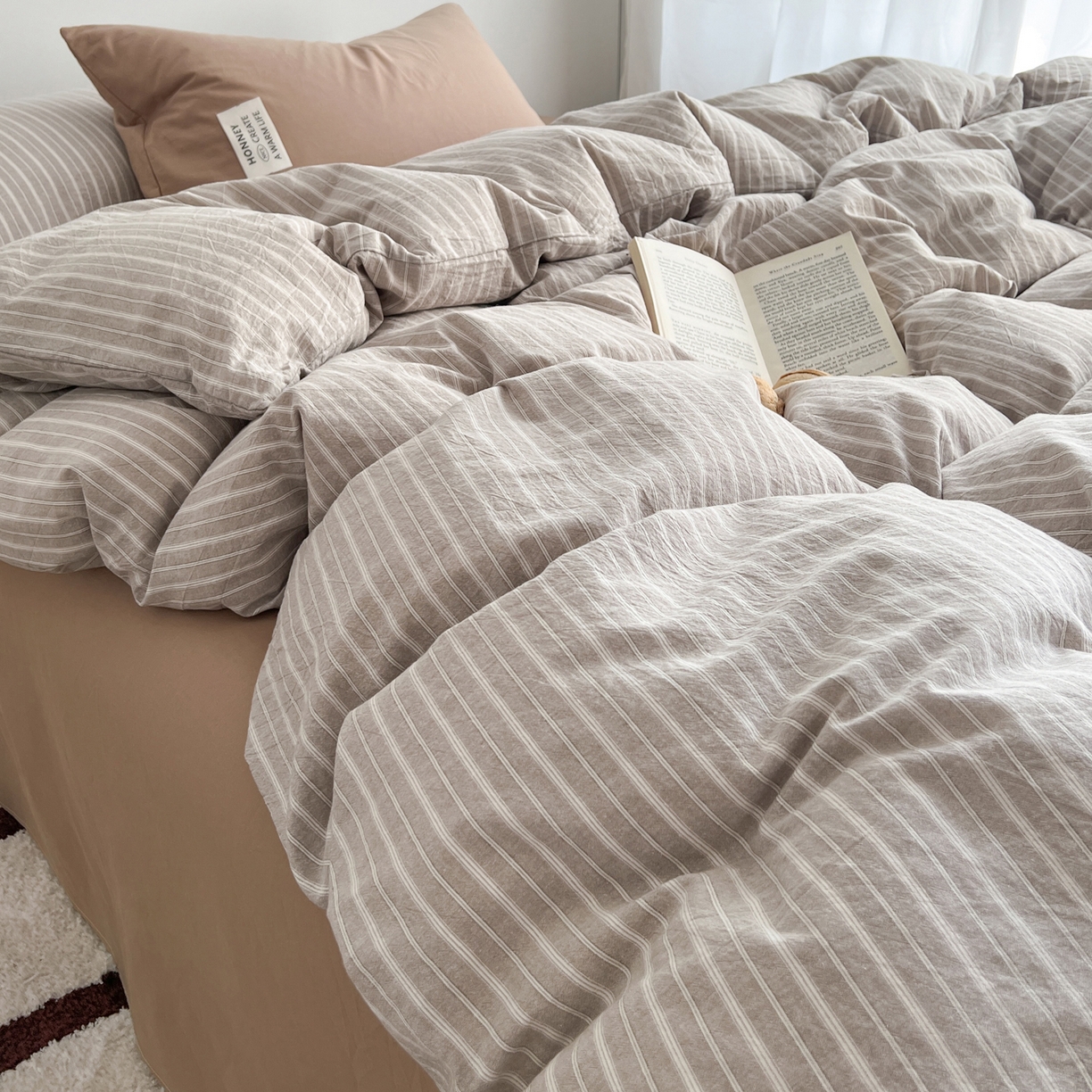 91家纺网 家纺一手货源 找家纺 早晨家纺 2026新款INS博主风A类全棉纯棉色织水洗棉格子四件套 知夏-浅咖条纹