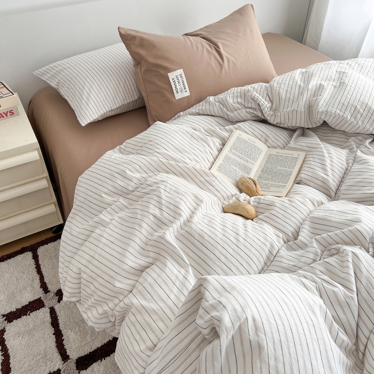 91家纺网 家纺一手货源 找家纺 早晨家纺 2026新款INS博主风A类全棉纯棉色织水洗棉格子四件套 心悦-白灰条纹