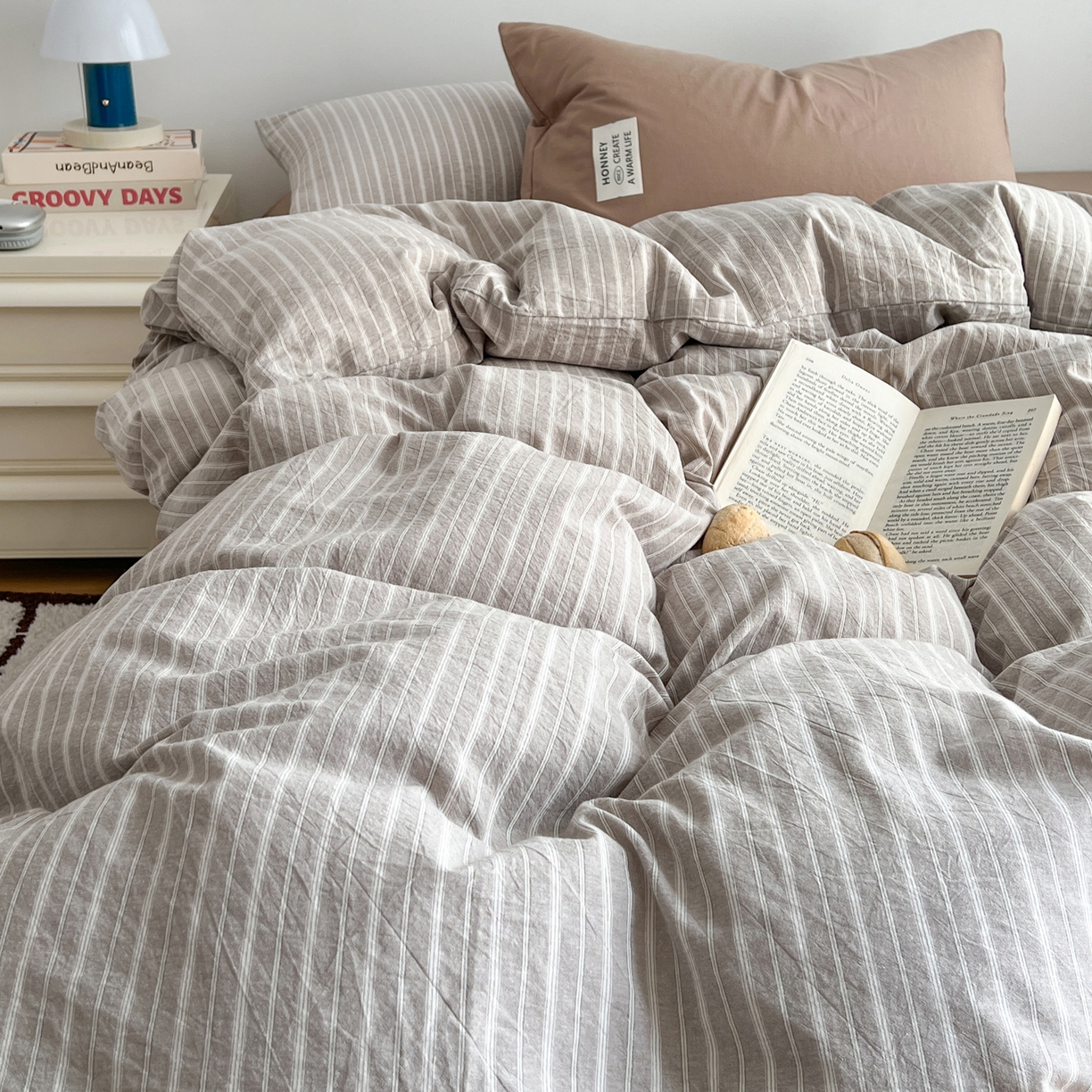 91家纺网 家纺一手货源 找家纺 早晨家纺 2026新款INS博主风A类全棉纯棉色织水洗棉格子四件套 知夏-浅咖条纹