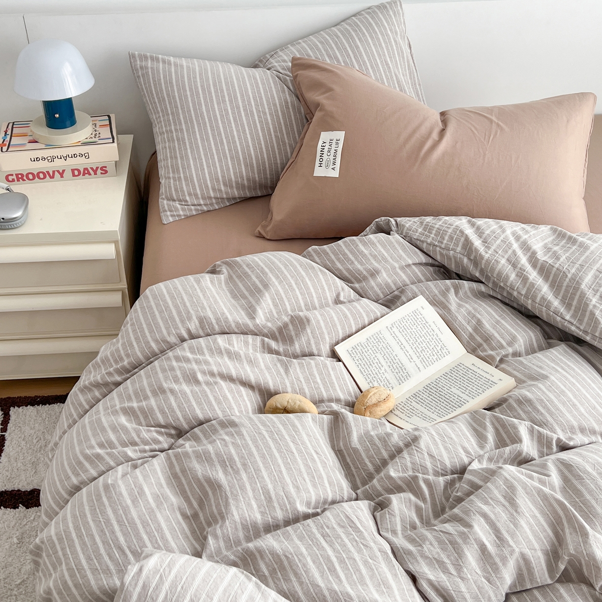 91家纺网 家纺一手货源 找家纺 早晨家纺 2026新款INS博主风A类全棉纯棉色织水洗棉格子四件套 知夏-浅咖条纹