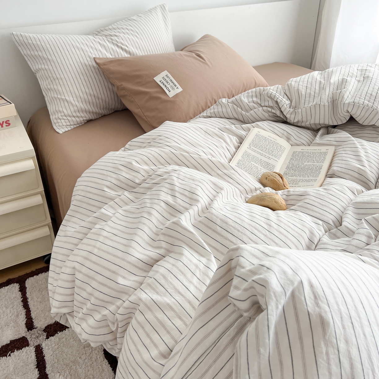 91家纺网 家纺一手货源 找家纺 早晨家纺 2026新款INS博主风A类全棉纯棉色织水洗棉格子四件套 心悦-白灰条纹