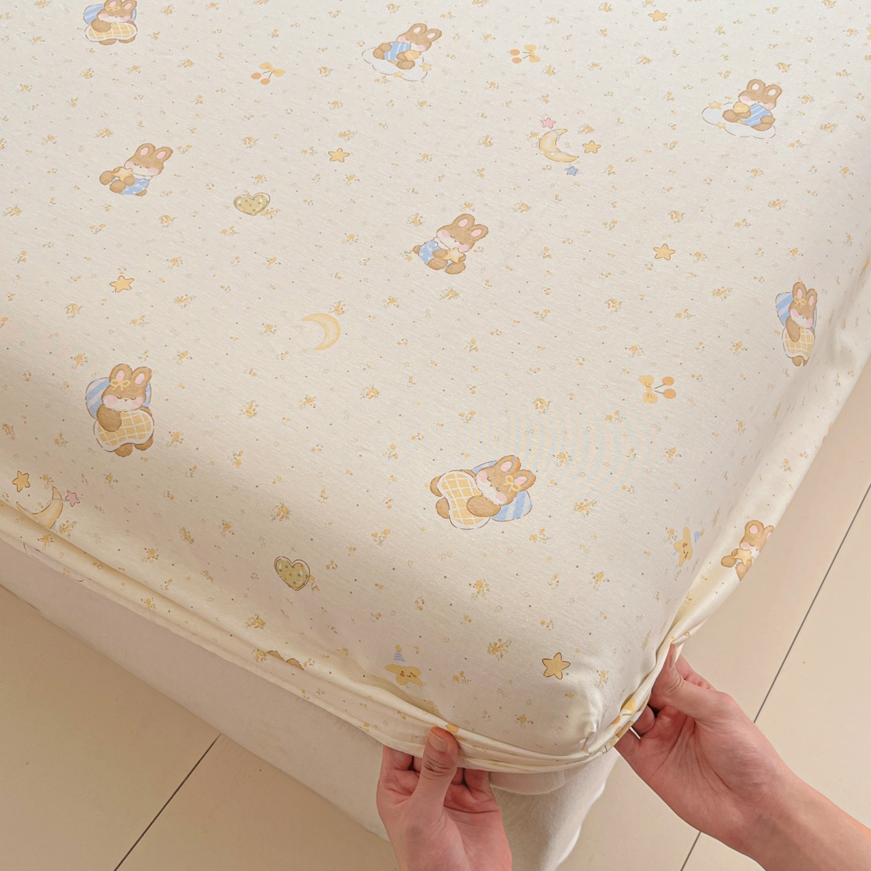 91家纺网 家纺一手货源 找家纺 莱通家纺 2026春夏新款12868全棉印花四件套单品系列二-单床笠 星点兔语