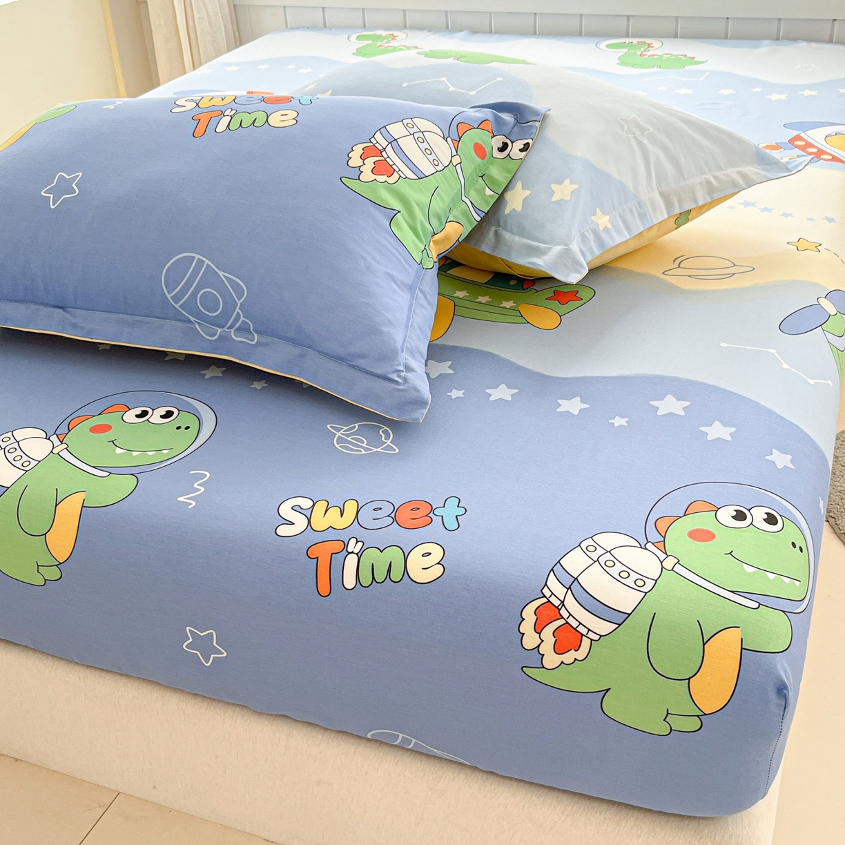 91家纺网 家纺一手货源 找家纺 莱通家纺 2026春夏新款12868全棉印花四件套单品系列二-单床笠 星际天空龙