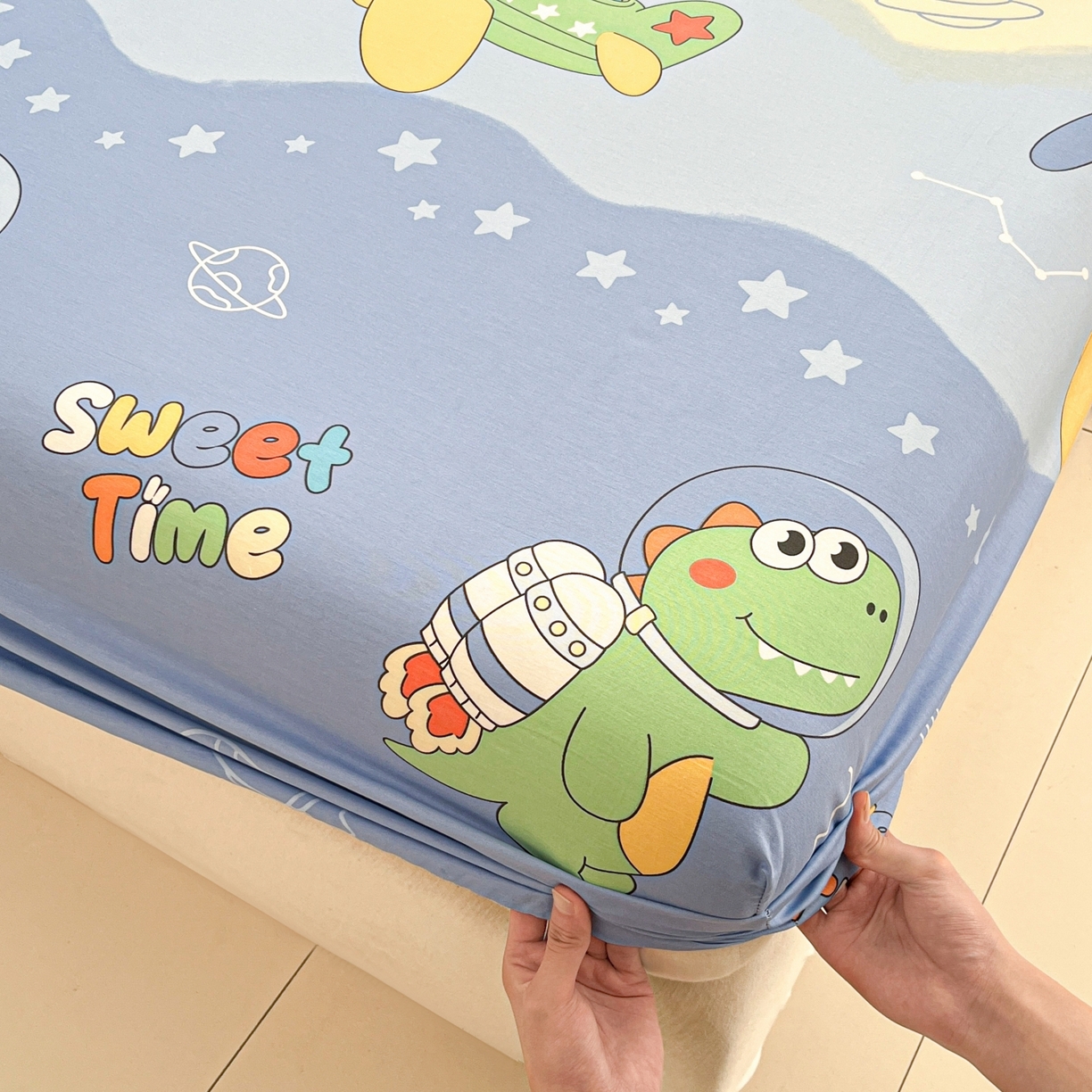 91家纺网 家纺一手货源 找家纺 莱通家纺 2026春夏新款12868全棉印花四件套单品系列二-单床笠 星际天空龙