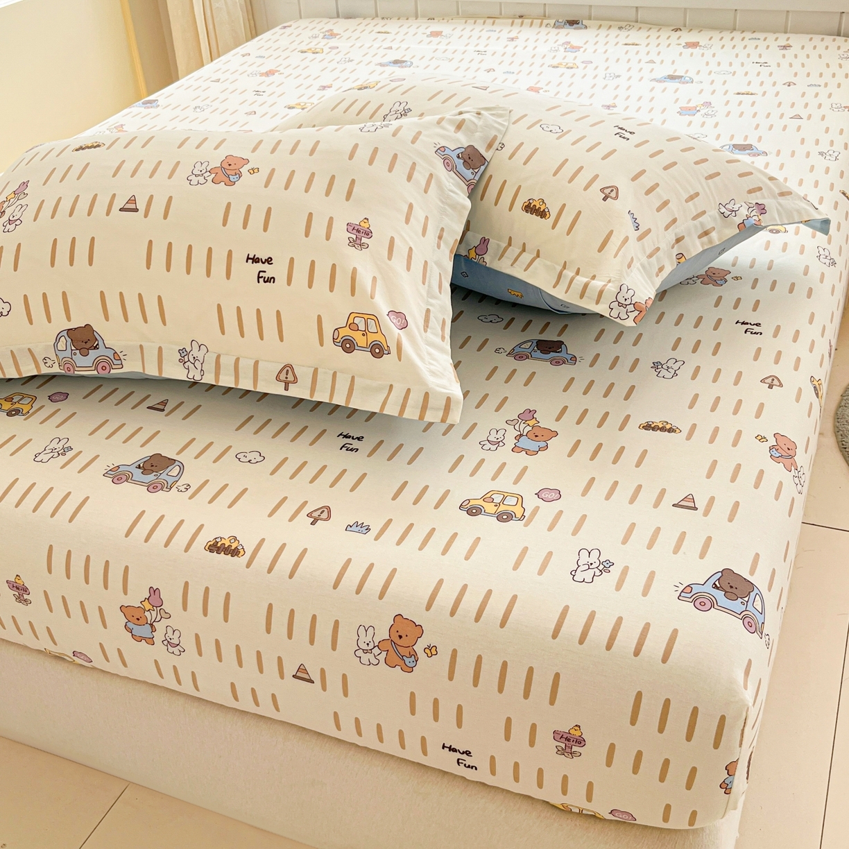 91家纺网 家纺一手货源 找家纺 莱通家纺 2026春夏新款12868全棉印花四件套单品系列二-单床笠 熊仔小汽车