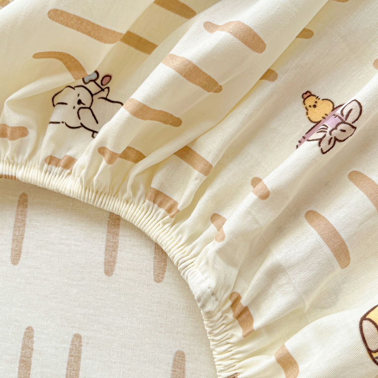 91家纺网 家纺一手货源 找家纺 莱通家纺 2026春夏新款12868全棉印花四件套单品系列二-单床笠 熊仔小汽车