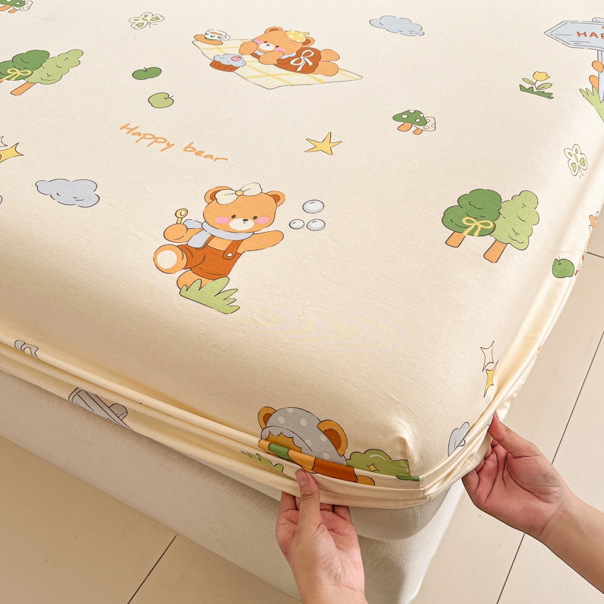 91家纺网 家纺一手货源 找家纺 莱通家纺 2026春夏新款12868全棉印花四件套单品系列二-单床笠 野炊小熊