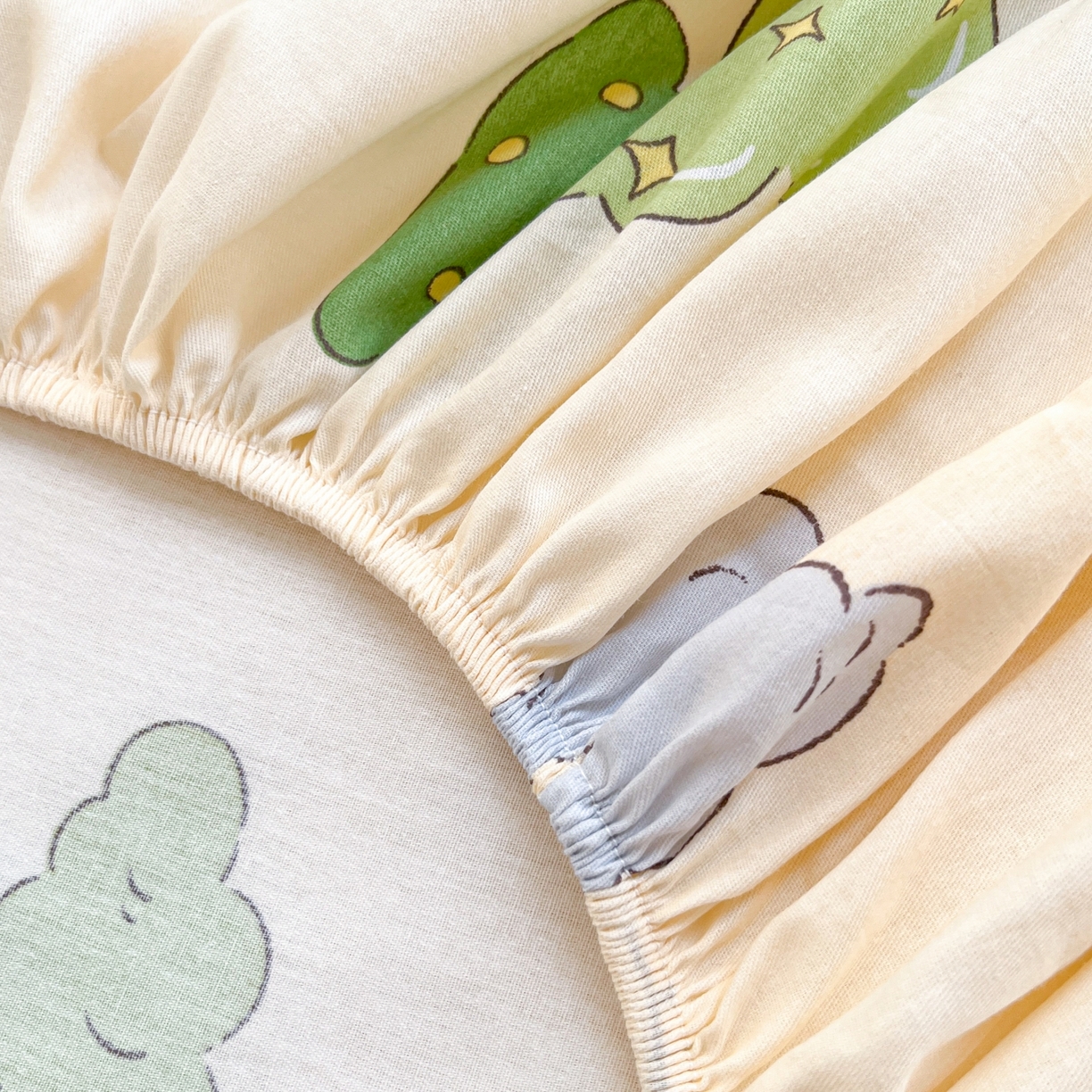 91家纺网 家纺一手货源 找家纺 莱通家纺 2026春夏新款12868全棉印花四件套单品系列二-单床笠 野炊小熊