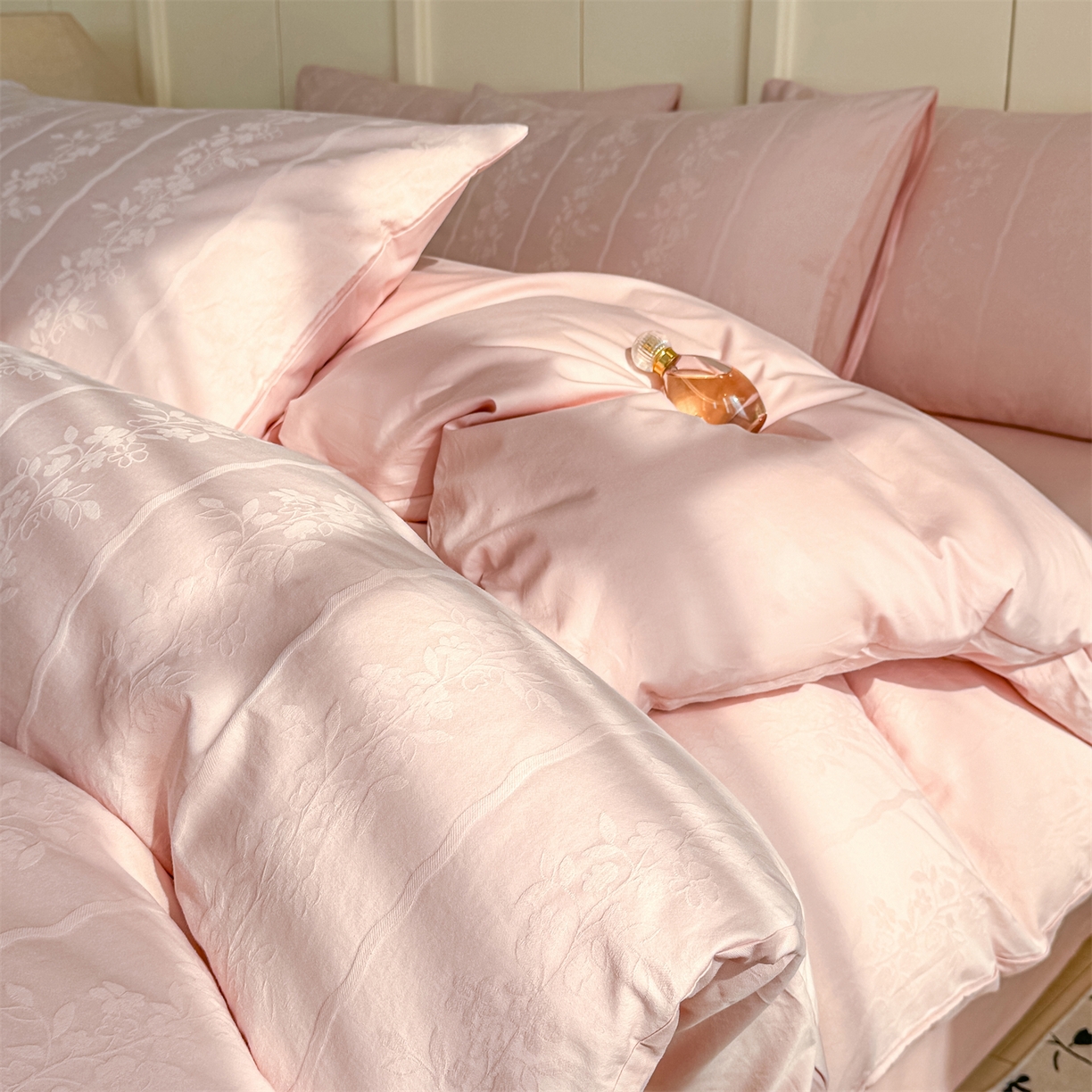 91家纺网 家纺一手货源 找家纺 灰鲸 2026新款全棉纯棉厚织贡缎大提花四件套 花蔓-蜜春粉