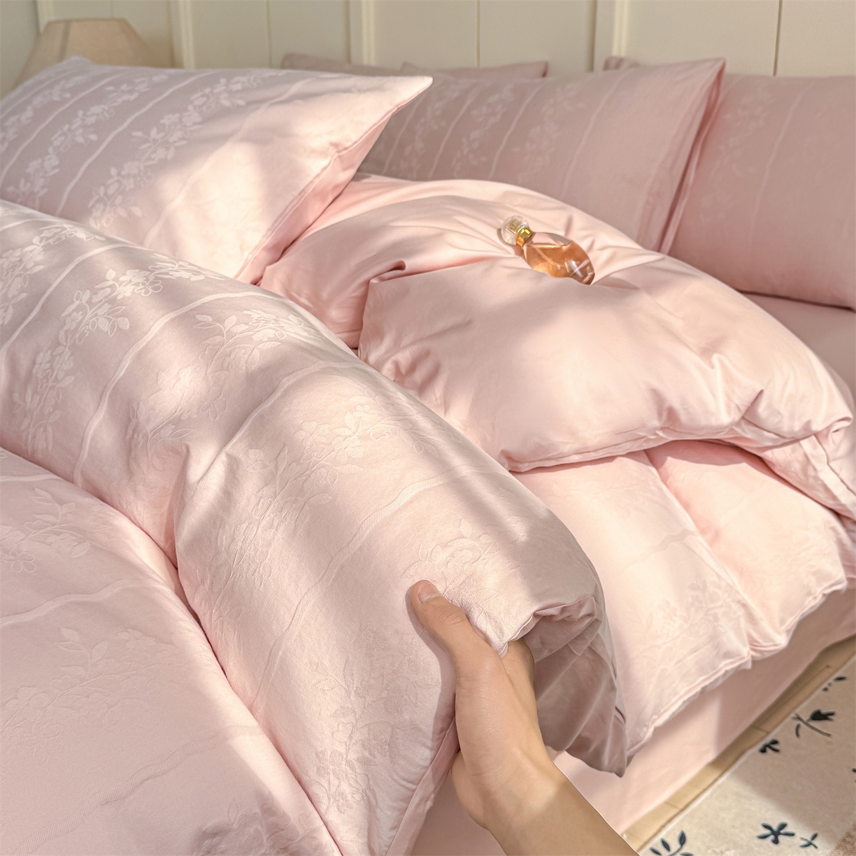 91家纺网 家纺一手货源 找家纺 灰鲸 2026新款全棉纯棉厚织贡缎大提花四件套 花蔓-蜜春粉