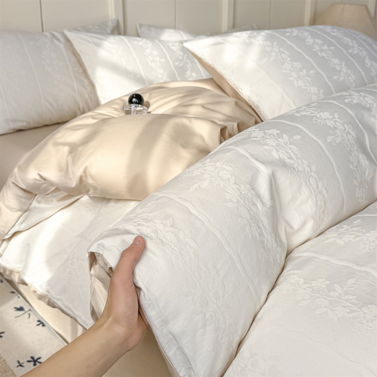 91家纺网 家纺一手货源 找家纺 灰鲸 2026新款全棉纯棉厚织贡缎大提花四件套 花蔓-杏仁奶霜