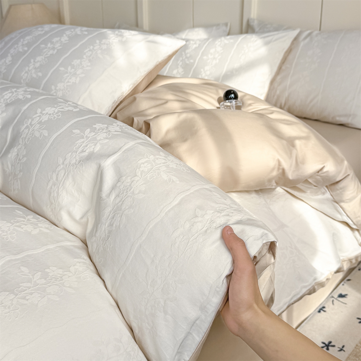 91家纺网 家纺一手货源 找家纺 灰鲸 2026新款全棉纯棉厚织贡缎大提花四件套 花蔓-杏仁奶霜