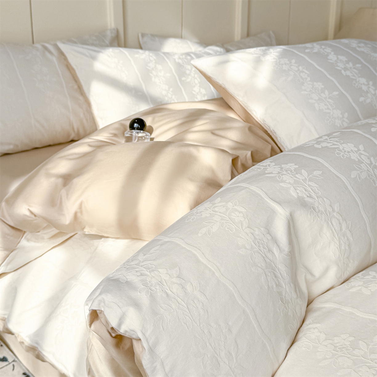 91家纺网 家纺一手货源 找家纺 灰鲸 2026新款全棉纯棉厚织贡缎大提花四件套 花蔓-杏仁奶霜