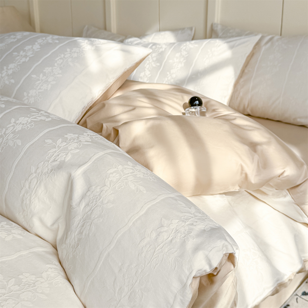 91家纺网 家纺一手货源 找家纺 灰鲸 2026新款全棉纯棉厚织贡缎大提花四件套 花蔓-杏仁奶霜