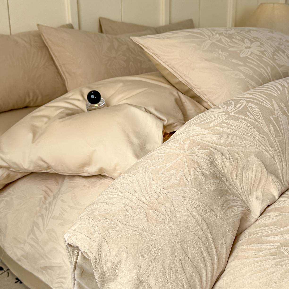 91家纺网 家纺一手货源 找家纺 灰鲸 2026新款全棉纯棉厚织贡缎大提花四件套 花汀-可可杏