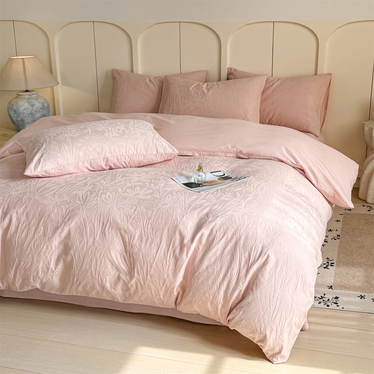 91家纺网 家纺一手货源 找家纺 灰鲸 2026新款全棉纯棉厚织贡缎大提花四件套 花汀-蜜春粉