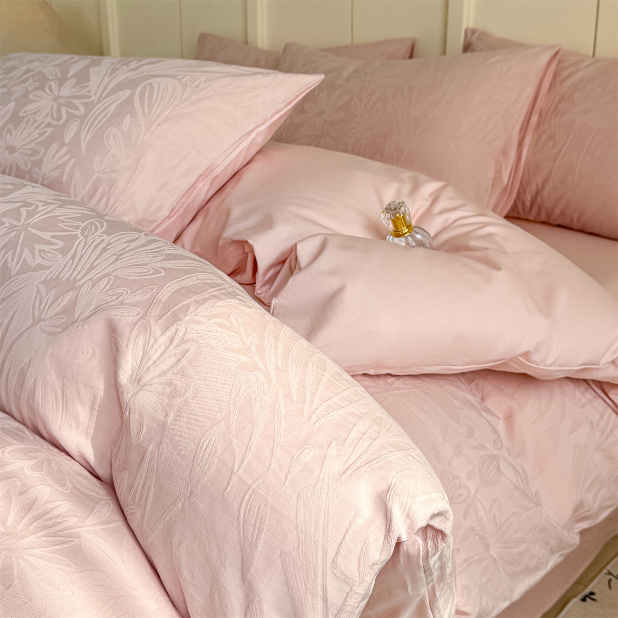 91家纺网 家纺一手货源 找家纺 灰鲸 2026新款全棉纯棉厚织贡缎大提花四件套 花汀-蜜春粉