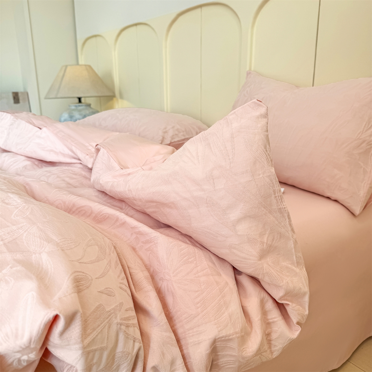 91家纺网 家纺一手货源 找家纺 灰鲸 2026新款全棉纯棉厚织贡缎大提花四件套 花汀-蜜春粉