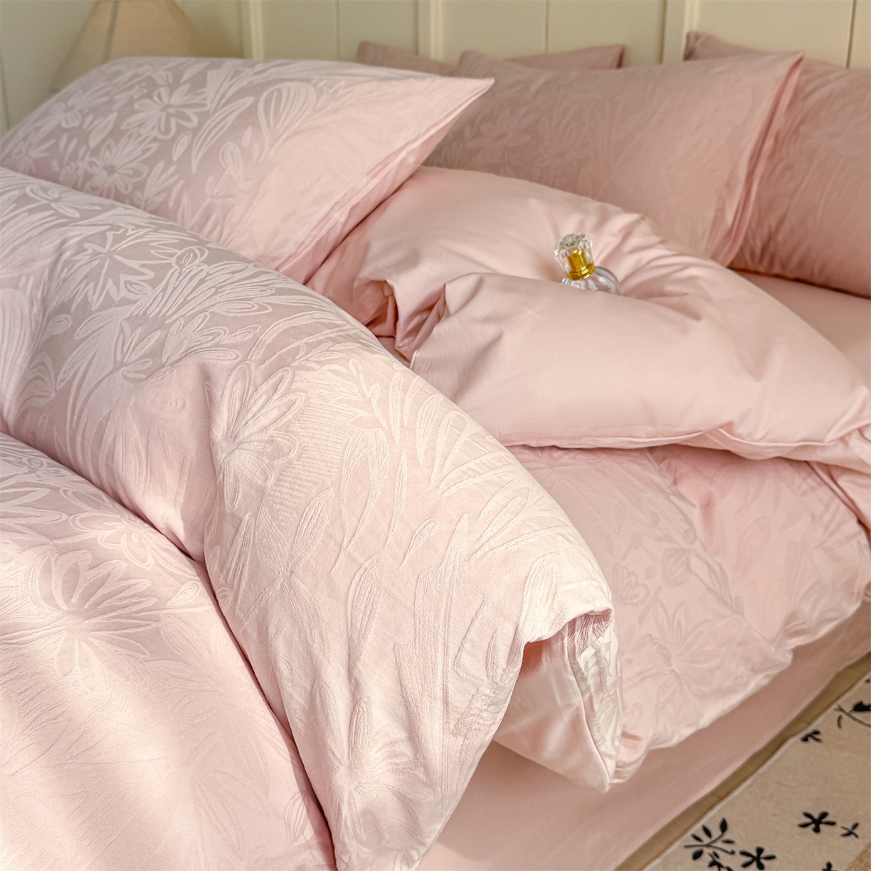 91家纺网 家纺一手货源 找家纺 灰鲸 2026新款全棉纯棉厚织贡缎大提花四件套 花汀-蜜春粉