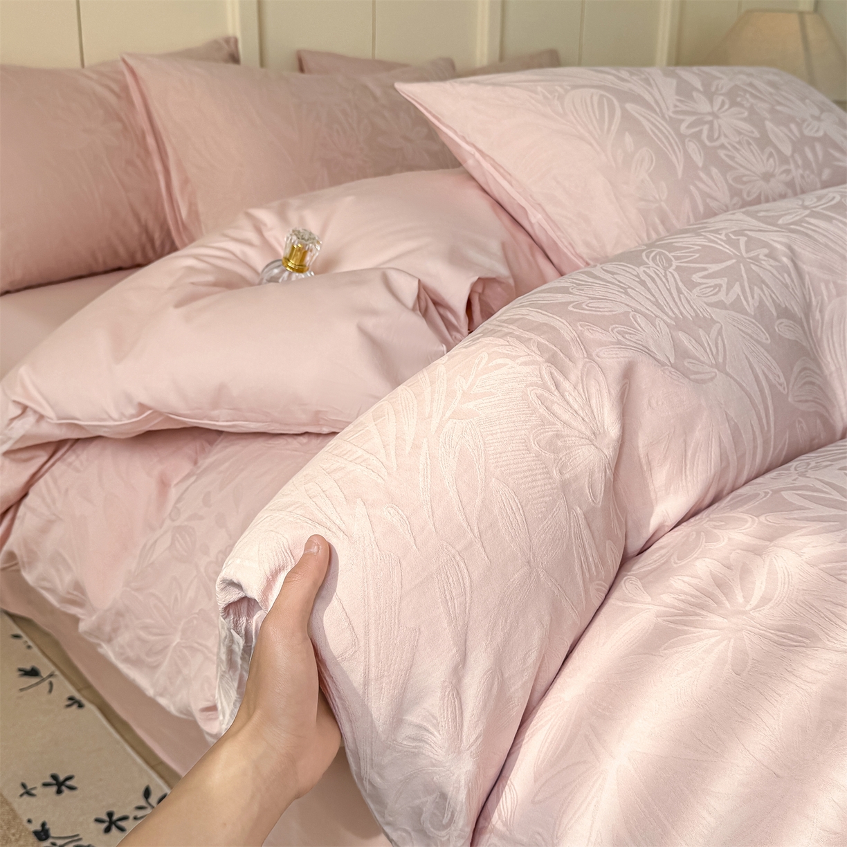 91家纺网 家纺一手货源 找家纺 灰鲸 2026新款全棉纯棉厚织贡缎大提花四件套 花汀-蜜春粉