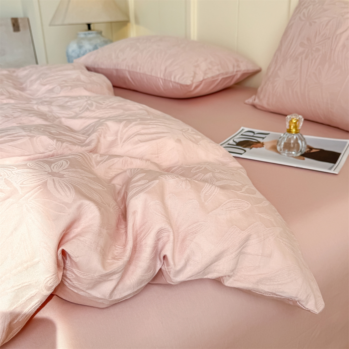 91家纺网 家纺一手货源 找家纺 灰鲸 2026新款全棉纯棉厚织贡缎大提花四件套 花汀-蜜春粉