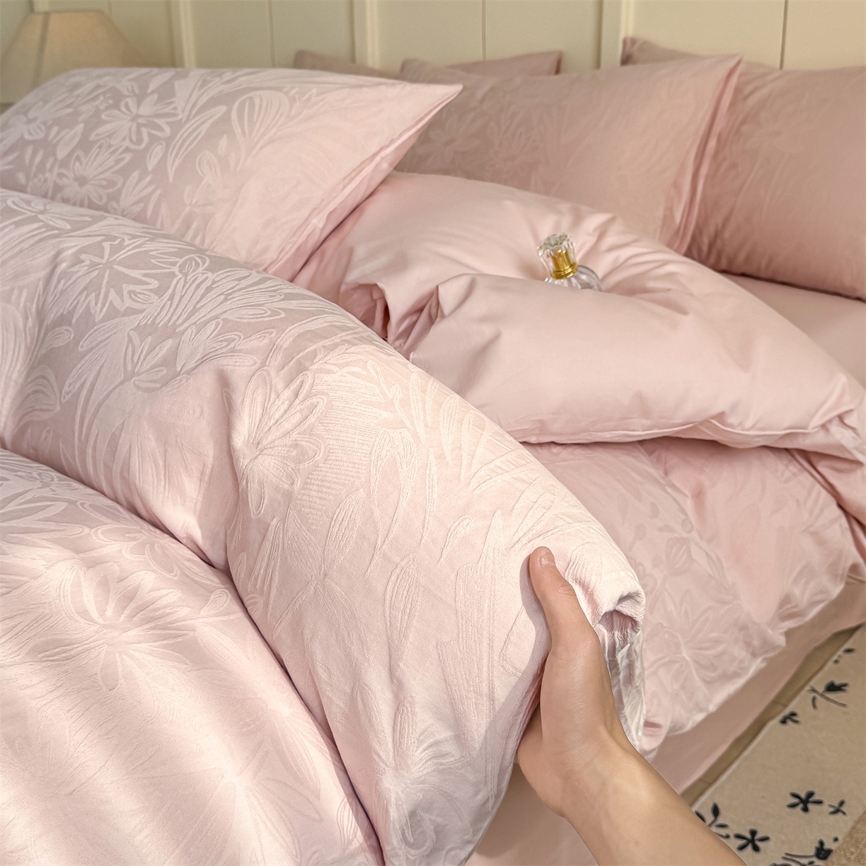 91家纺网 家纺一手货源 找家纺 灰鲸 2026新款全棉纯棉厚织贡缎大提花四件套 花汀-蜜春粉