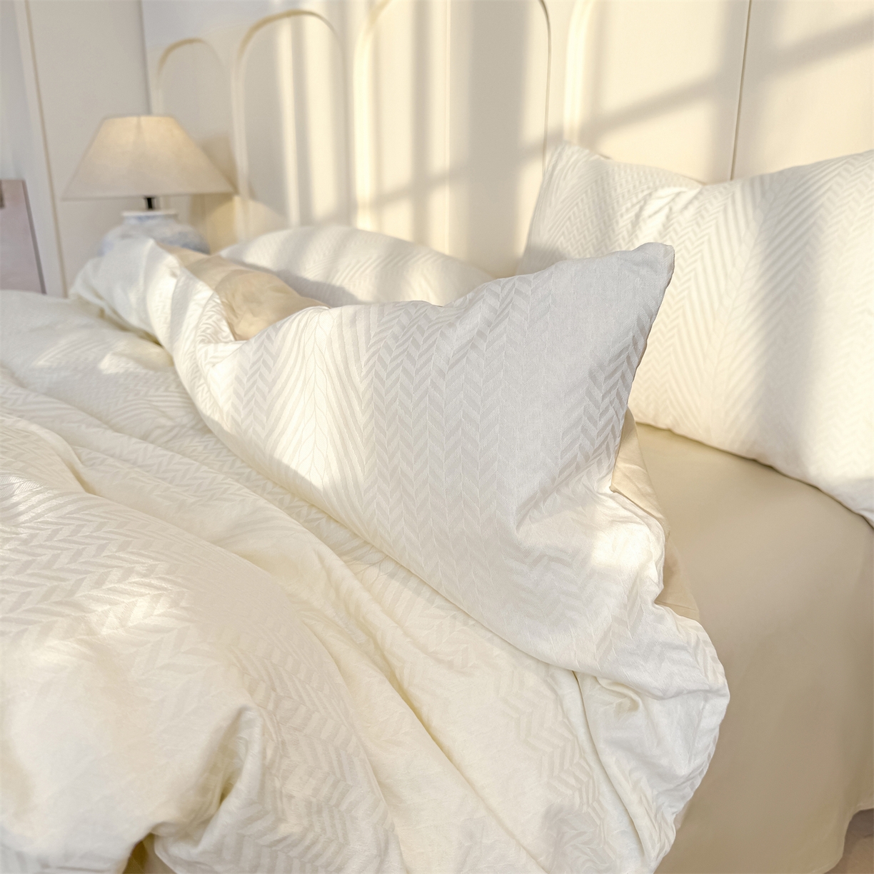 91家纺网 家纺一手货源 找家纺 灰鲸 2026新款全棉纯棉厚织贡缎大提花四件套 简森-杏仁奶霜