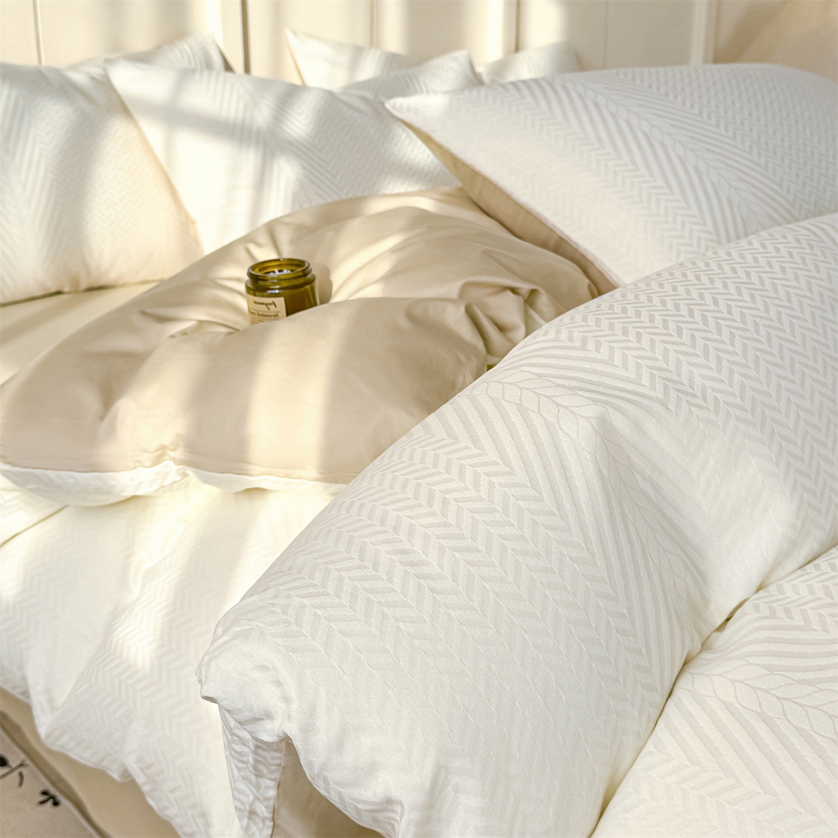 91家纺网 家纺一手货源 找家纺 灰鲸 2026新款全棉纯棉厚织贡缎大提花四件套 简森-杏仁奶霜