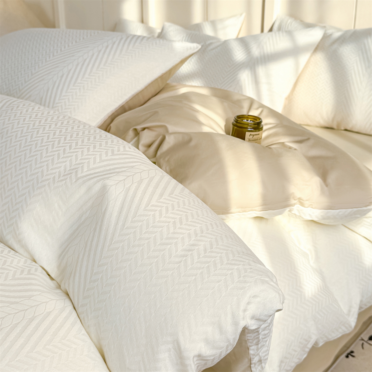 91家纺网 家纺一手货源 找家纺 灰鲸 2026新款全棉纯棉厚织贡缎大提花四件套 简森-杏仁奶霜