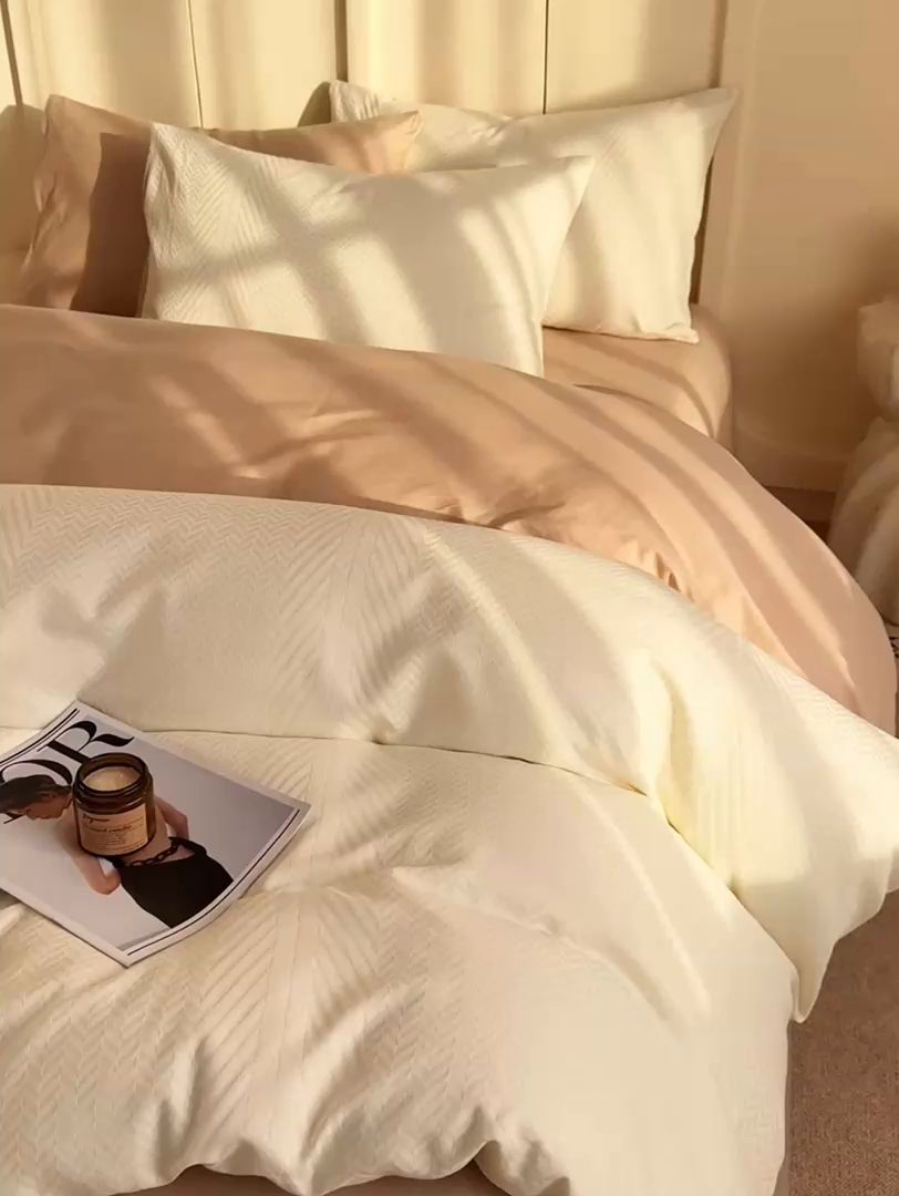 91家纺网 家纺一手货源 找家纺 灰鲸 2026新款全棉纯棉厚织贡缎大提花四件套 简森-杏仁奶霜