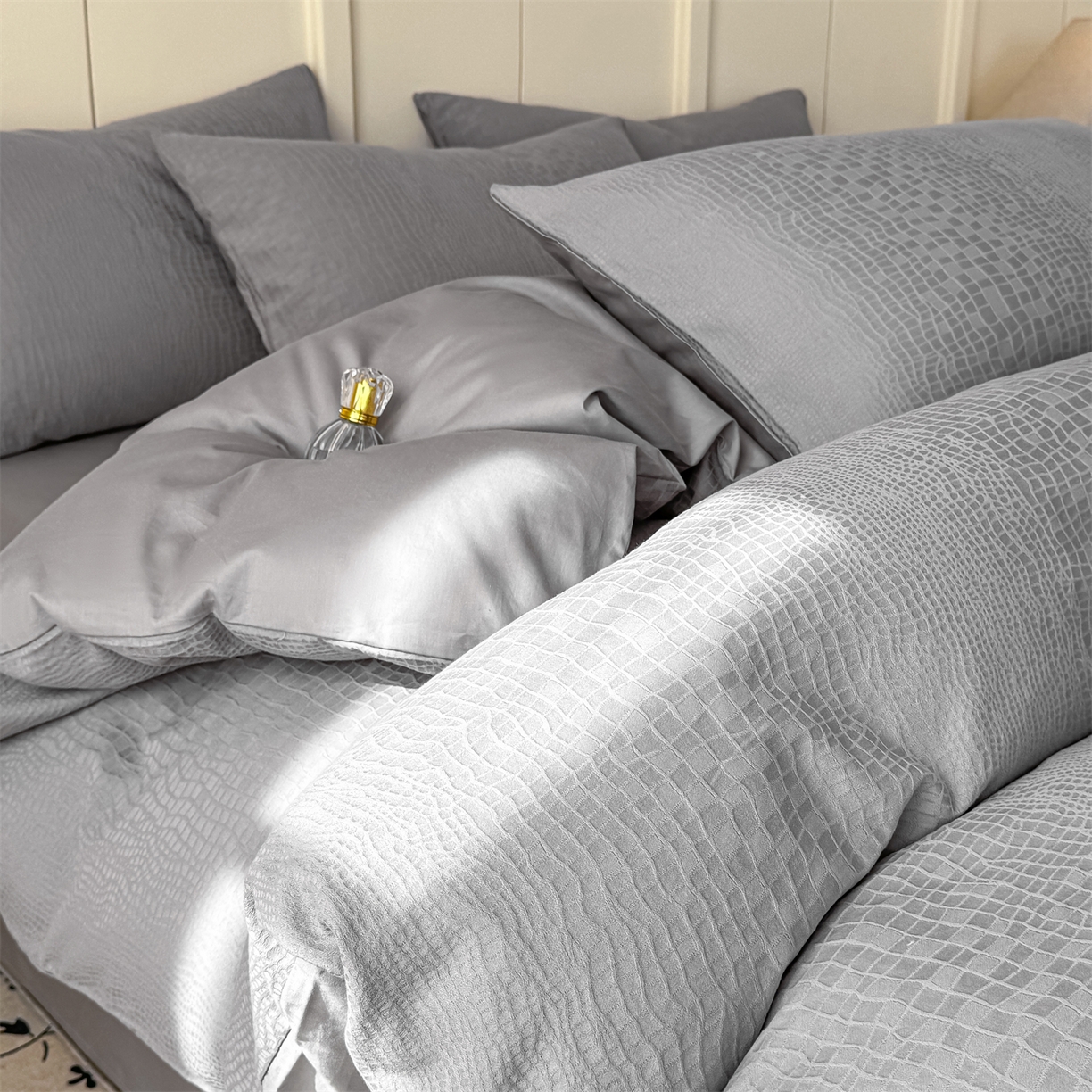 91家纺网 家纺一手货源 找家纺 灰鲸 2026新款全棉纯棉厚织贡缎大提花四件套 黎辉-雾灰