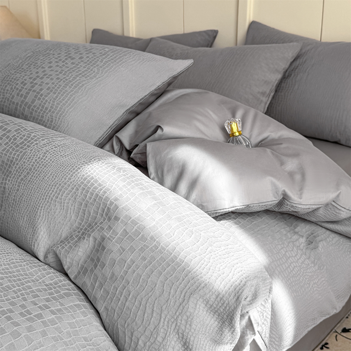 91家纺网 家纺一手货源 找家纺 灰鲸 2026新款全棉纯棉厚织贡缎大提花四件套 黎辉-雾灰