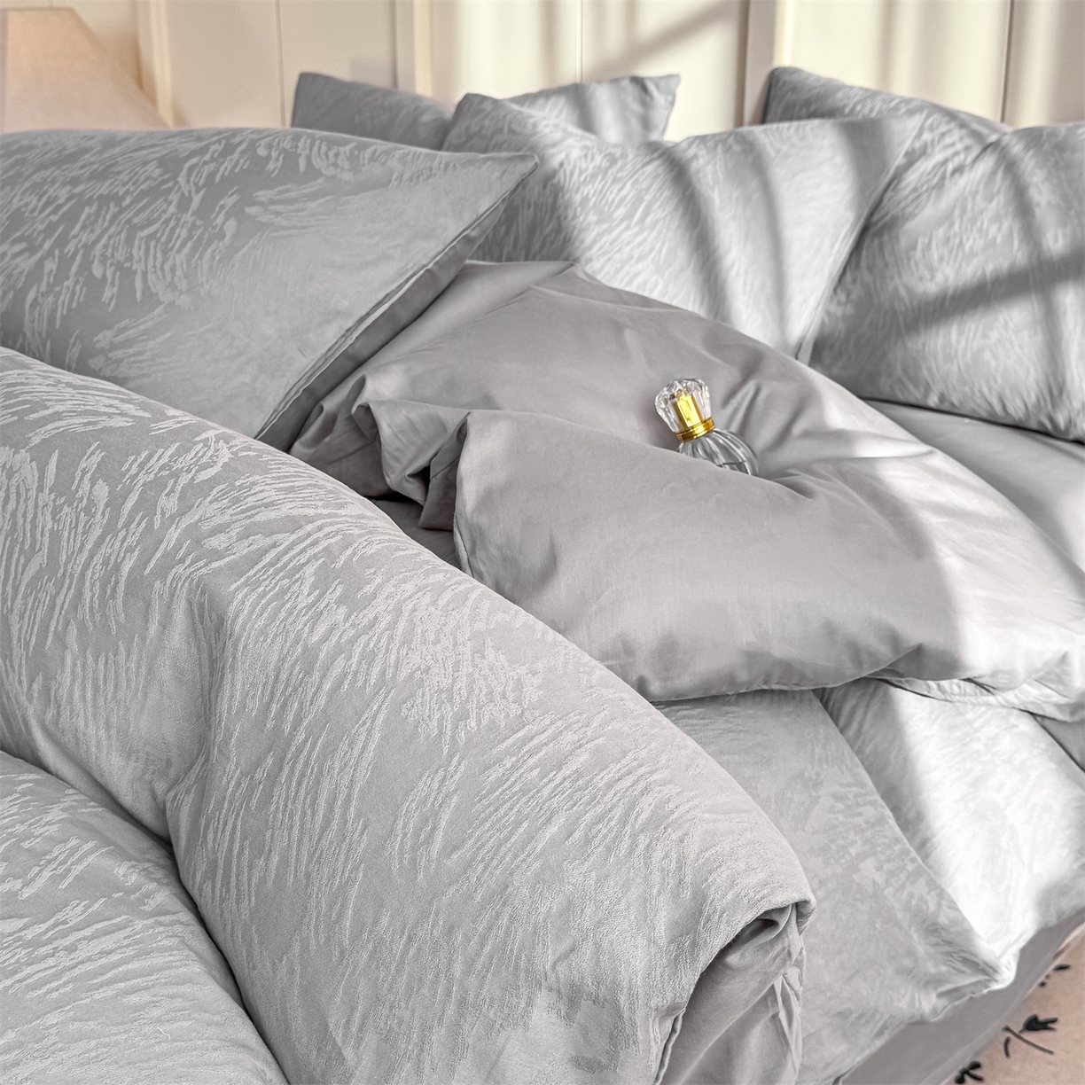 91家纺网 家纺一手货源 找家纺 灰鲸 2026新款全棉纯棉厚织贡缎大提花四件套 弥爱-雾灰