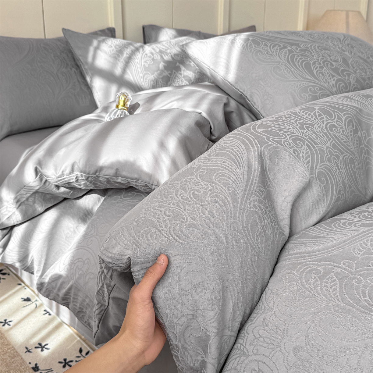 91家纺网 家纺一手货源 找家纺 灰鲸 2026新款全棉纯棉厚织贡缎大提花四件套 珀伽索斯-雾灰