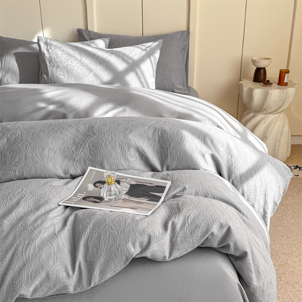 91家纺网 家纺一手货源 找家纺 灰鲸 2026新款全棉纯棉厚织贡缎大提花四件套 珀伽索斯-雾灰