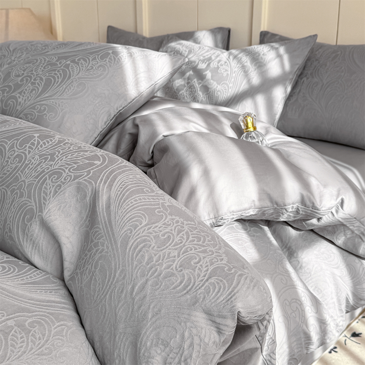 91家纺网 家纺一手货源 找家纺 灰鲸 2026新款全棉纯棉厚织贡缎大提花四件套 珀伽索斯-雾灰
