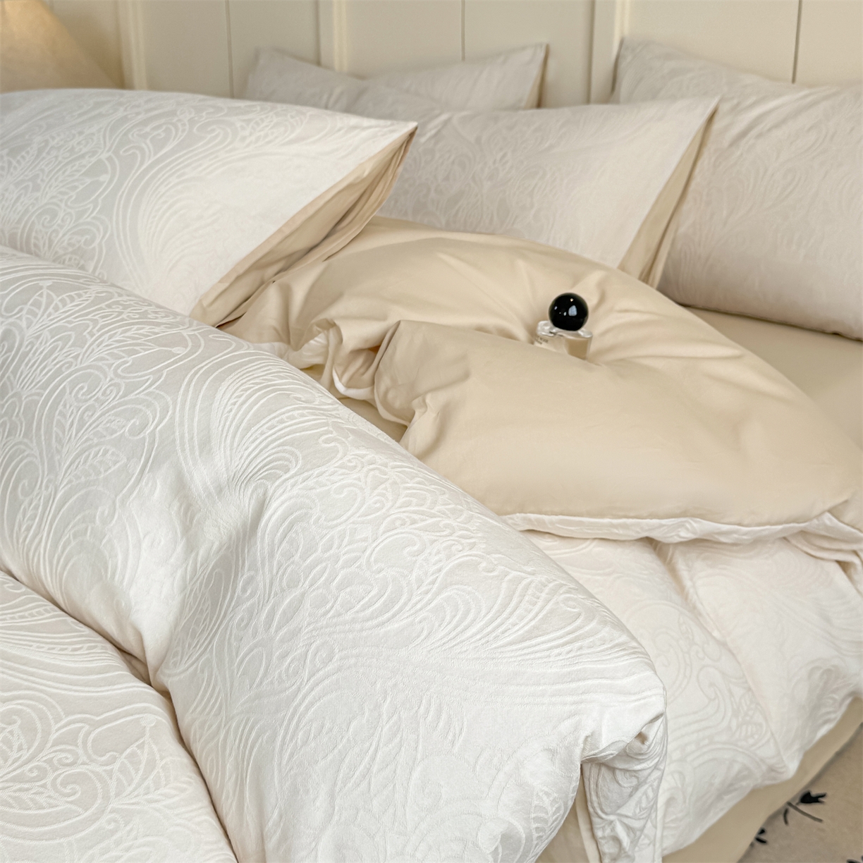 91家纺网 家纺一手货源 找家纺 灰鲸 2026新款全棉纯棉厚织贡缎大提花四件套 珀伽索斯-杏仁奶霜