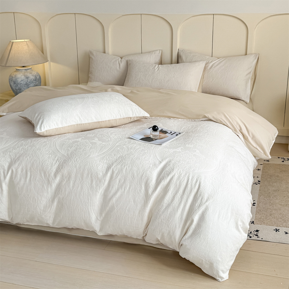 91家纺网 家纺一手货源 找家纺 灰鲸 2026新款全棉纯棉厚织贡缎大提花四件套 珀伽索斯-杏仁奶霜