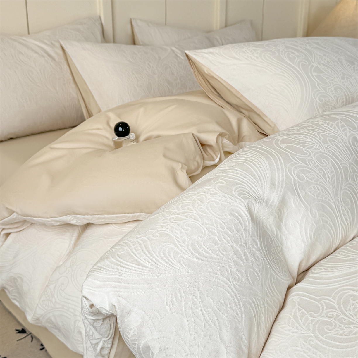 91家纺网 家纺一手货源 找家纺 灰鲸 2026新款全棉纯棉厚织贡缎大提花四件套 珀伽索斯-杏仁奶霜