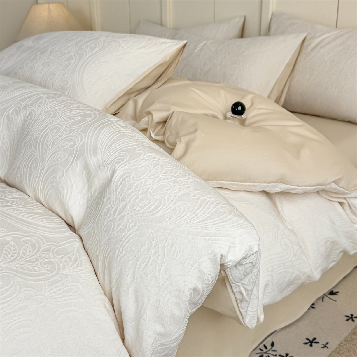 91家纺网 家纺一手货源 找家纺 灰鲸 2026新款全棉纯棉厚织贡缎大提花四件套 珀伽索斯-杏仁奶霜