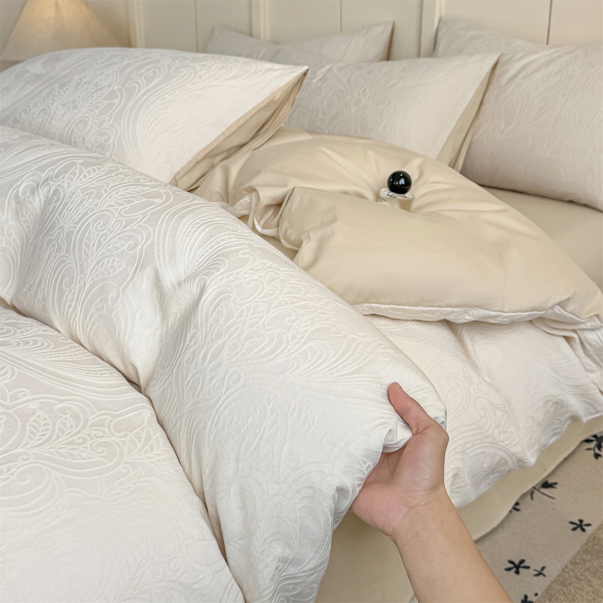 91家纺网 家纺一手货源 找家纺 灰鲸 2026新款全棉纯棉厚织贡缎大提花四件套 珀伽索斯-杏仁奶霜